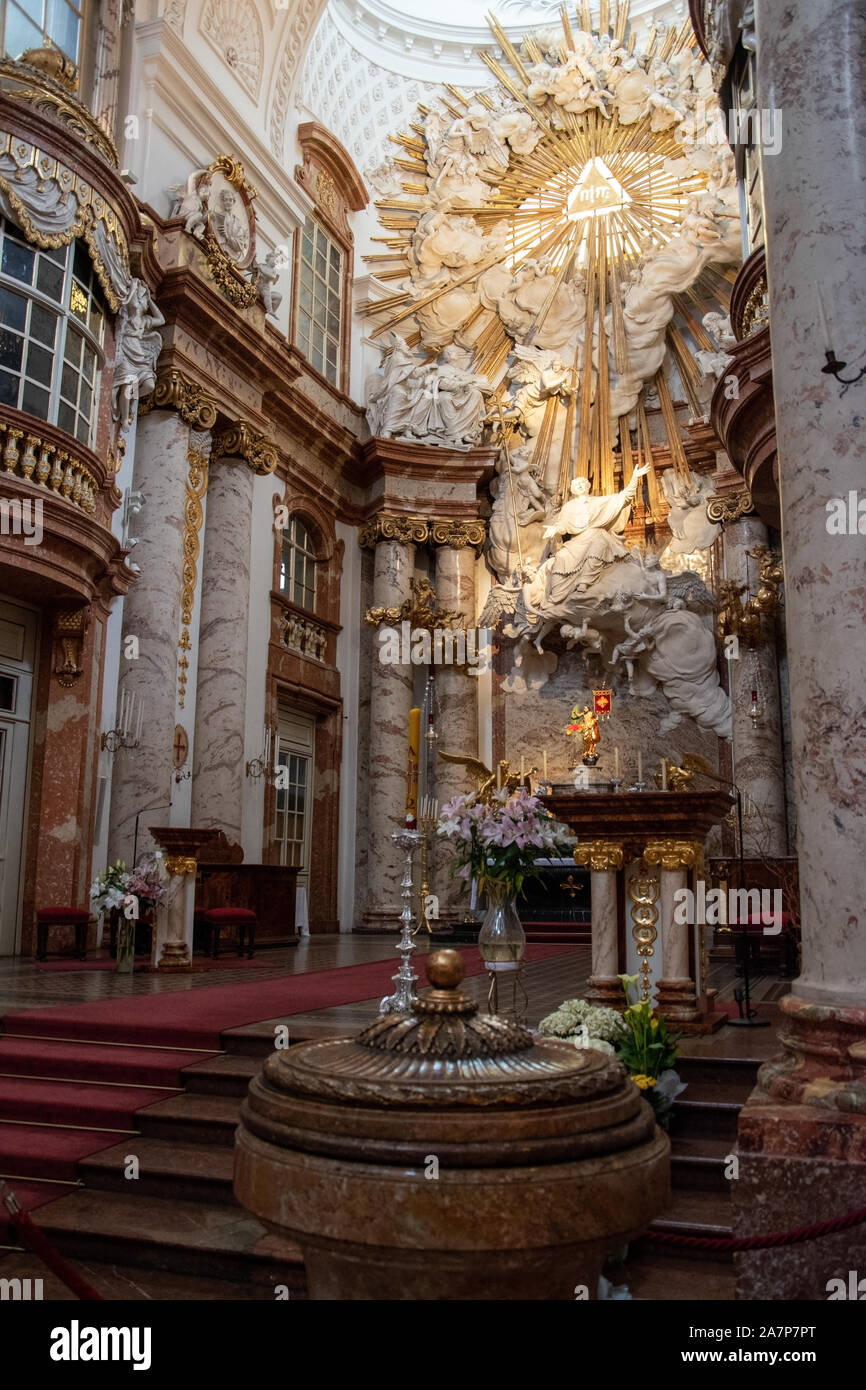 La pala alta di Ferdinand Maxmilian Brokoff. Chiesa di San Carlo (Karlskirche), Vienna, Austria. Foto Stock