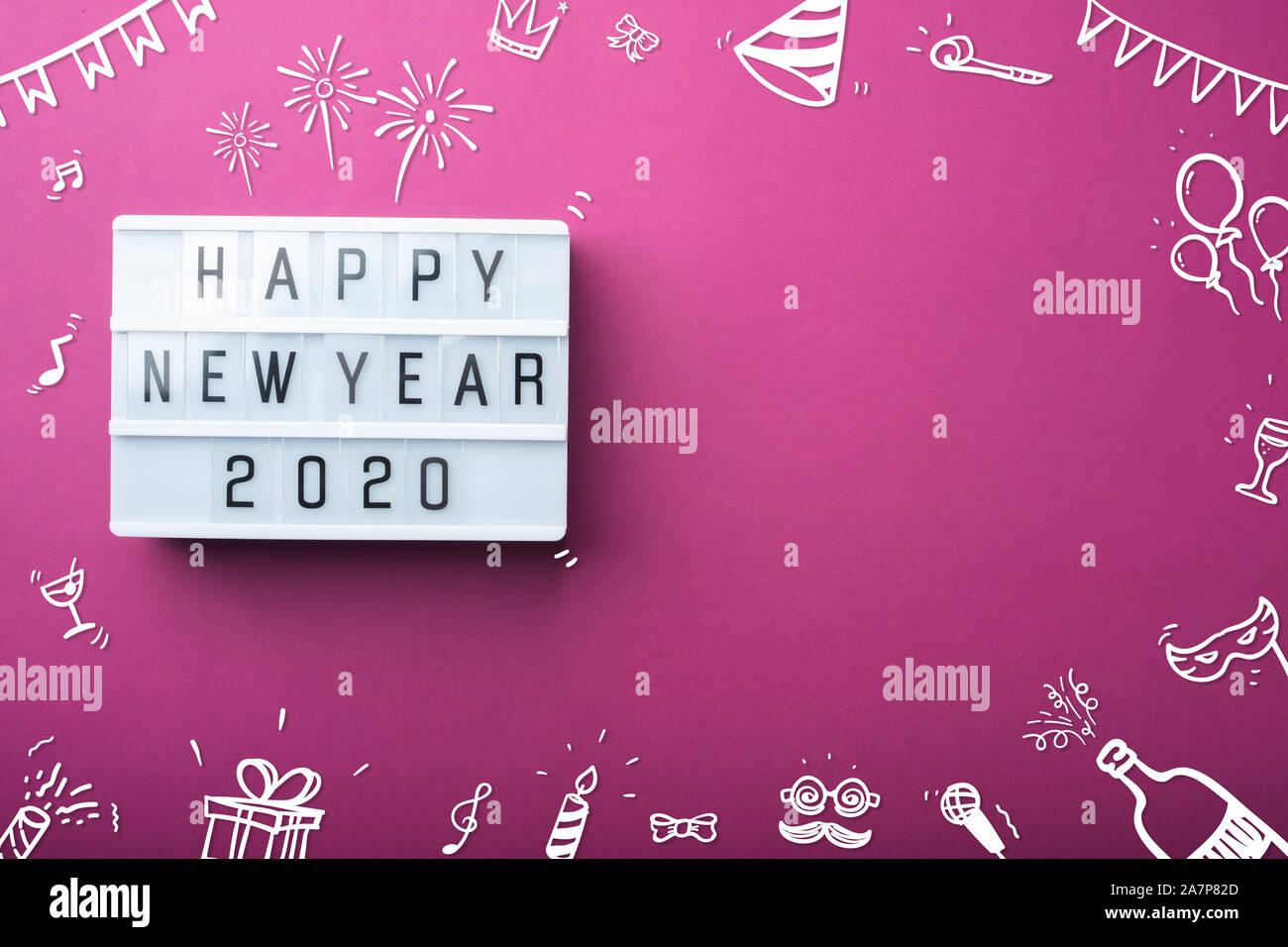 Felice anno nuovo 2020 light box con doodle party decorazione voce vacanza festosa voce vista dall'alto su sfondo viola tabella con spazio copia.mock up banne Foto Stock