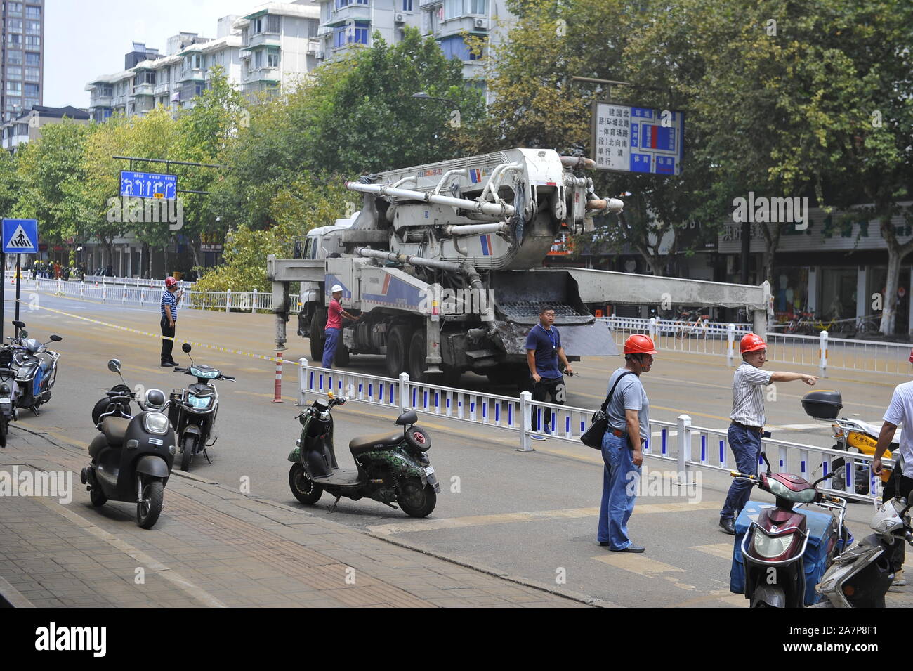 Gru di sollevamento veicoli alberi sradicati dopo un crollo della strada come gas dispersa nel distretto centrale di Hangzhou, a est della Cina di provincia dello Zhejiang, 28 agost Foto Stock