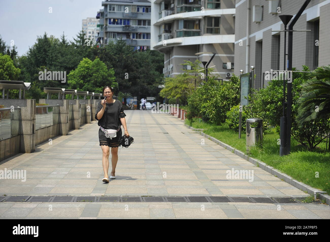 Gru di sollevamento veicoli alberi sradicati dopo un crollo della strada come gas dispersa nel distretto centrale di Hangzhou, a est della Cina di provincia dello Zhejiang, 28 agost Foto Stock