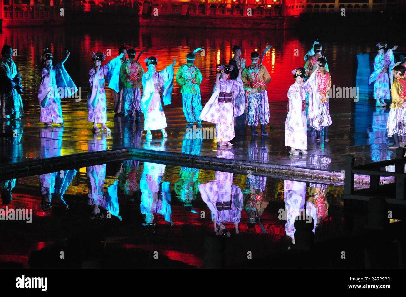 Gli artisti interpreti o esecutori vestito in cinese tradizionale vestiti a piedi lungo il fiume di Song-dynasty Parco Divertimenti a Tema nella città di Kaifeng, medio cinese della provincia di Henan, 21 A Foto Stock