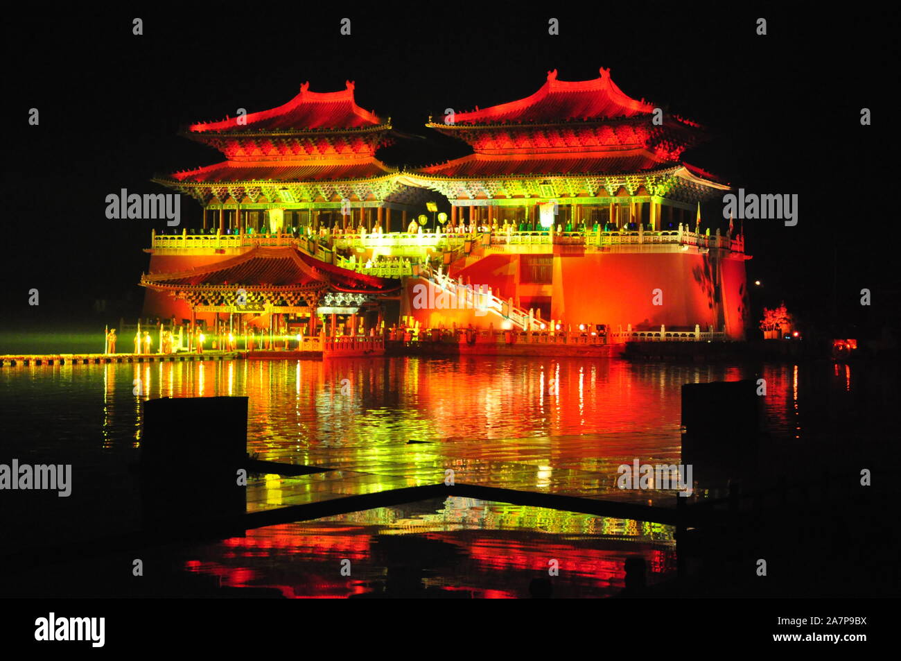 Acqua mostrano ''un sogno di Bian Liang nella dinastia Song'' avviene in Song Dynasty Parco Divertimenti a Tema nella città di Kaifeng, medio cinese della provincia di Henan, 21 agosto Foto Stock
