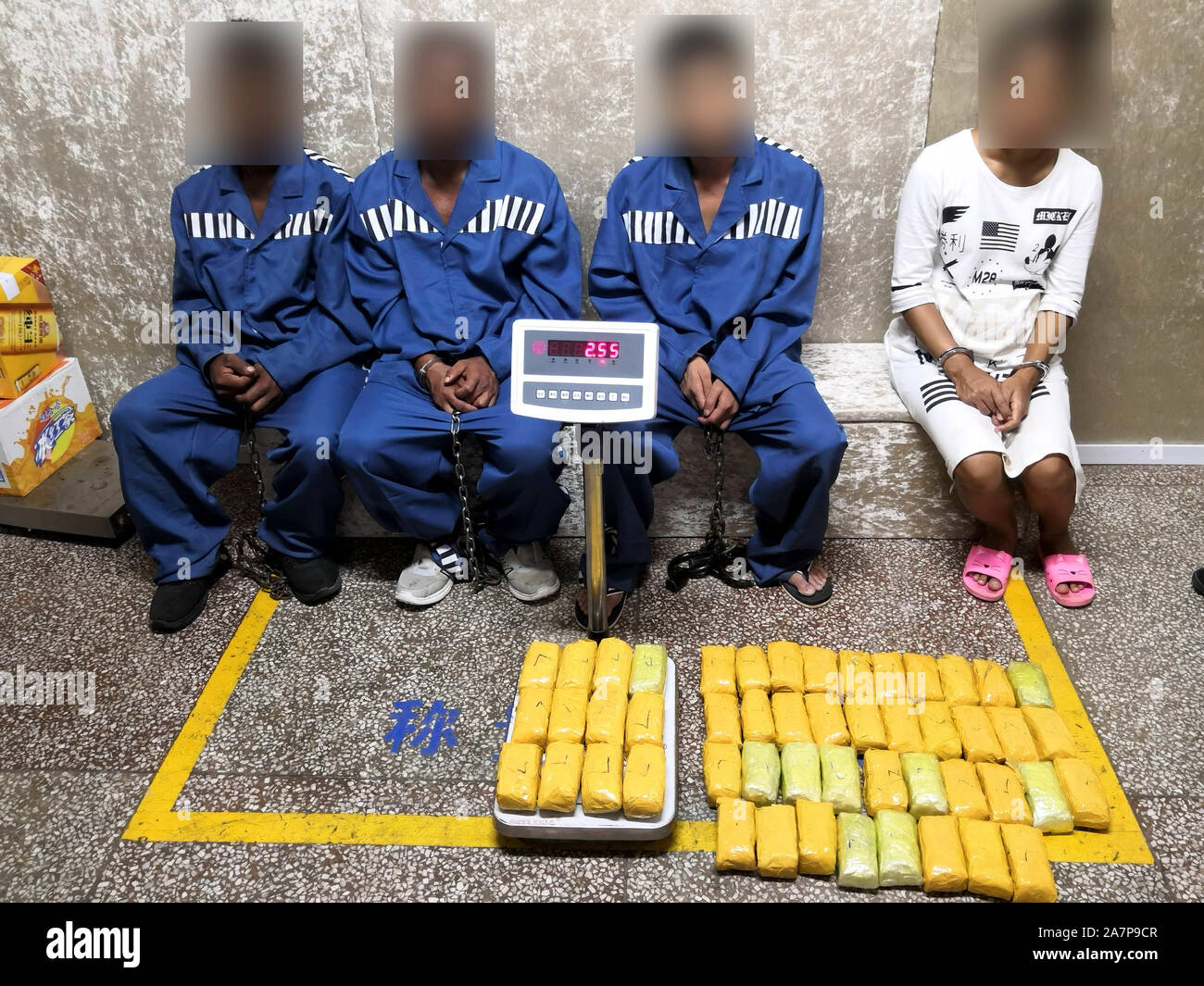 I trafficanti di droga e di droghe sequestrate dalla polizia in Pu'er city, a sud-ovest della Cina di provincia di Yunnan, 28 agosto 2018. Yunnan polizia annuncia che sei farmaco de Foto Stock