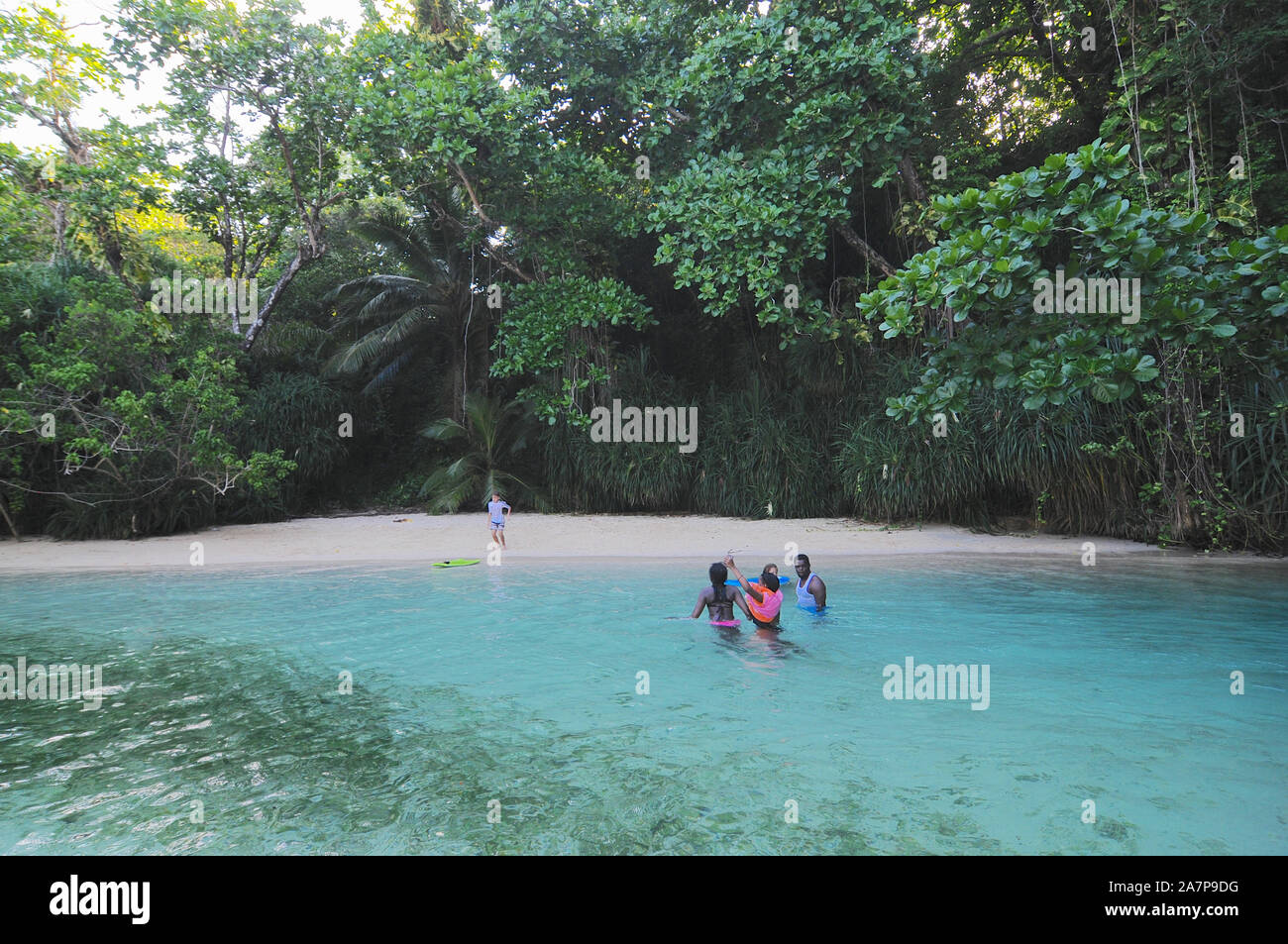 Port Antonio, parrocchia di Portland, Giamaica - 12 Giugno 2017 : vista della bellissima laguna a Frenchman's Cove Beach con tourist godendo la chiara w Foto Stock