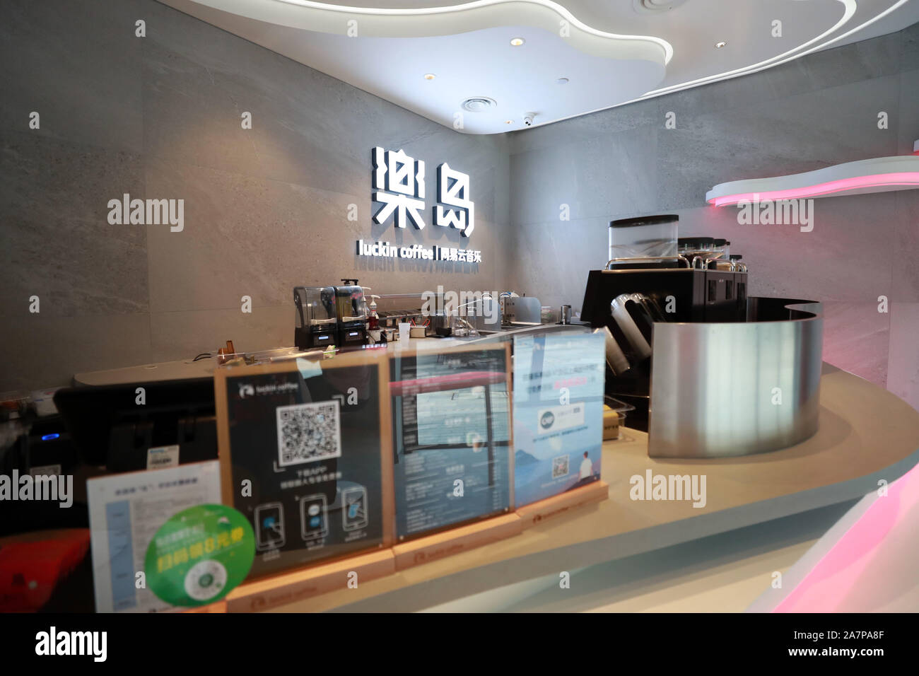 Vista interna del Ledao coffee shop lancio da Luckin Caffè e Netease musica Cloud in Cina a Shanghai, 7 agosto 2019. La Cina popolare catena di caffè Foto Stock