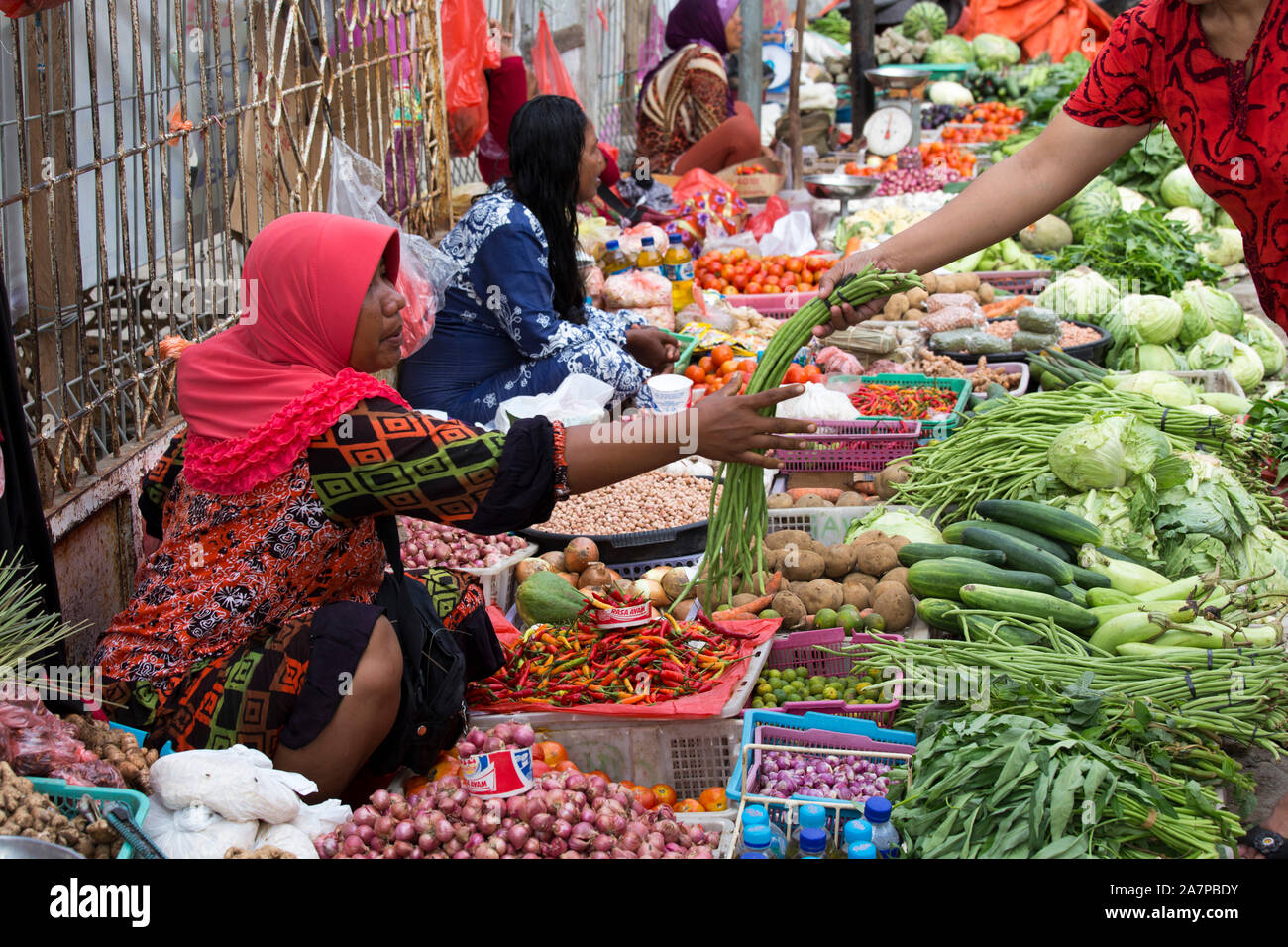 Labuanbajo, Indonesia - Agosto 17, 2015: una donna è la vendita di verdure a una strada del mercato di Labuanbajo Foto Stock