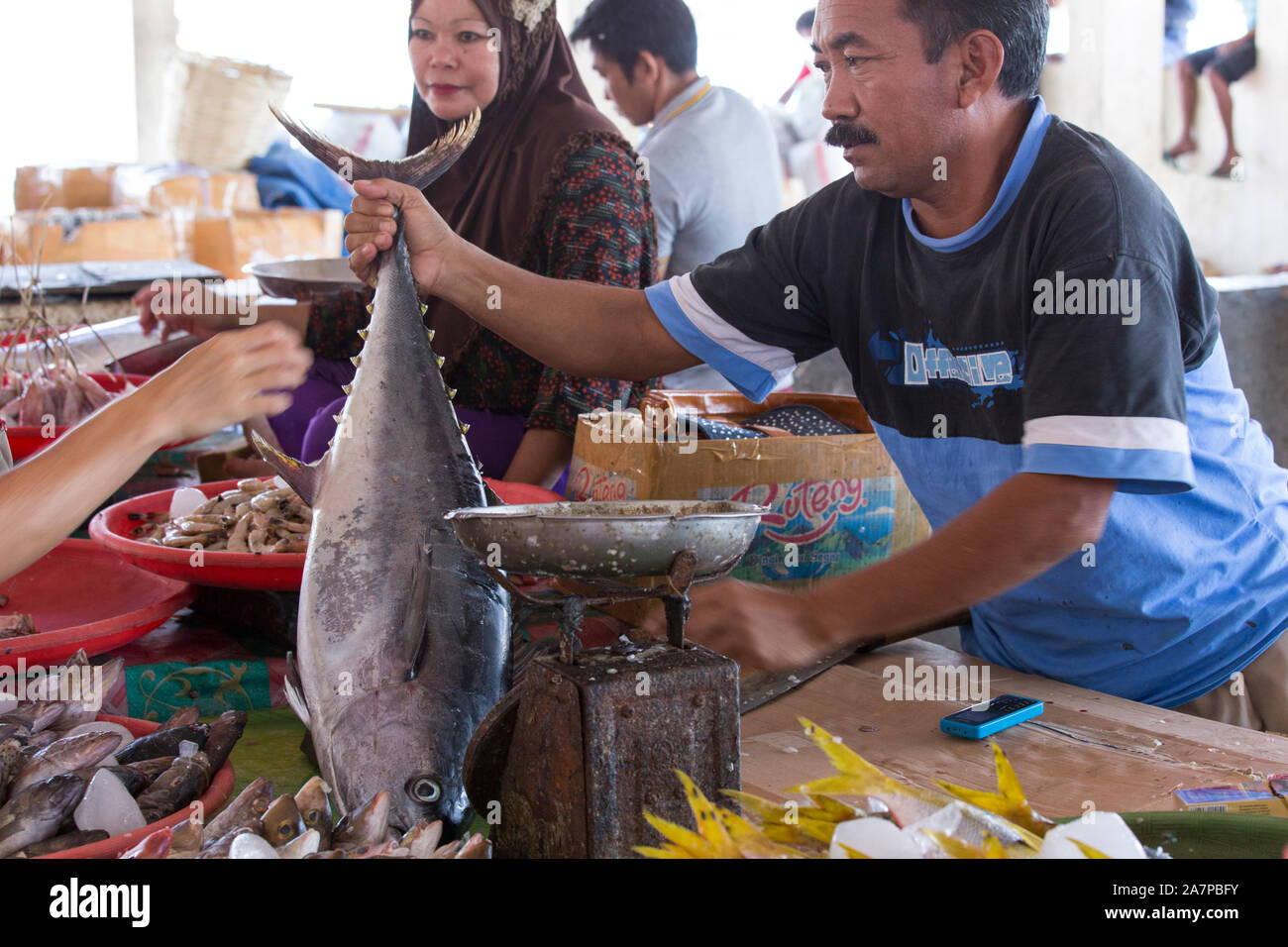 Labuanbajo, Indonesia - Agosto 18, 2015: Foto dal tradizionale esotici mercato tribale in Indonesia, venditore di pesce, Indonesia Foto Stock