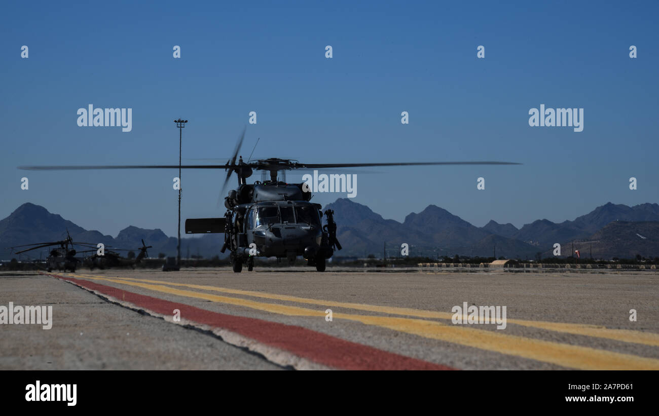 Un HH-60G Pave Hawk per la 66squadrone di salvataggio da, alla Nellis Air Force Base in Nevada, taxi in giù la linea di volo durante l'esercizio Bushwhacker, nov. 1, 2019. La 66RQS è comandato sotto la 355Ala e partecipa all'esercizio Bushwhacker 19-08 - un esercizio di attuazione dinamica il concetto di ala. (U.S. Air Force foto di Senior Airman Mya M. Crosby) Foto Stock