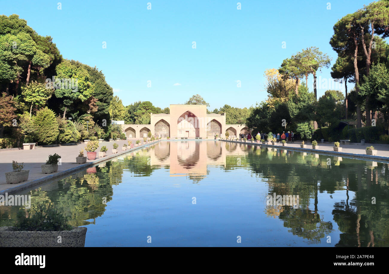 Piscina e ingresso principale nel giardino Chehelsotoon in Chehel Sotun Palace su Naqsh-e JAHAN Piazza (Piazza Shah, Imam Square), di Isfahan, Iran Foto Stock