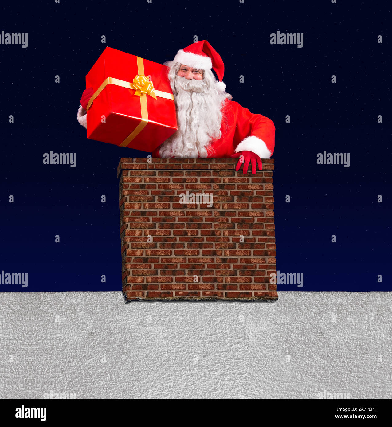 Allegro Santa Claus peek fuori da un camino sul tetto innevato e tenere la  casella di Natale nella sua mano. Santa salire nel camino con dono Foto  stock - Alamy