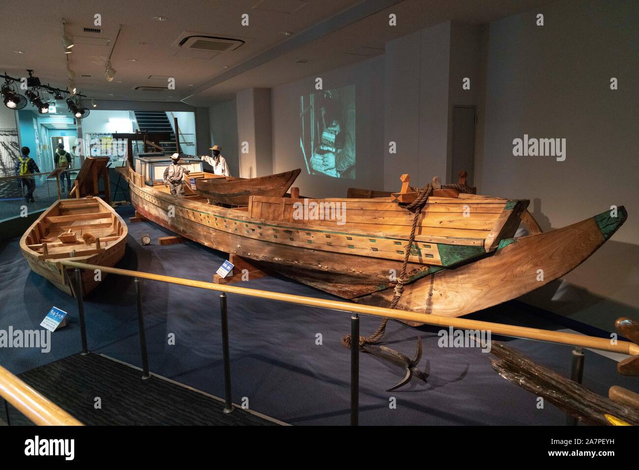 Mostra della coltura di alghe marine, Nori no Furusato kan, Omori Furusato no Hamabe Koen, Ota-Ku, Tokyo, Giappone. I pescatori e barche. Foto Stock