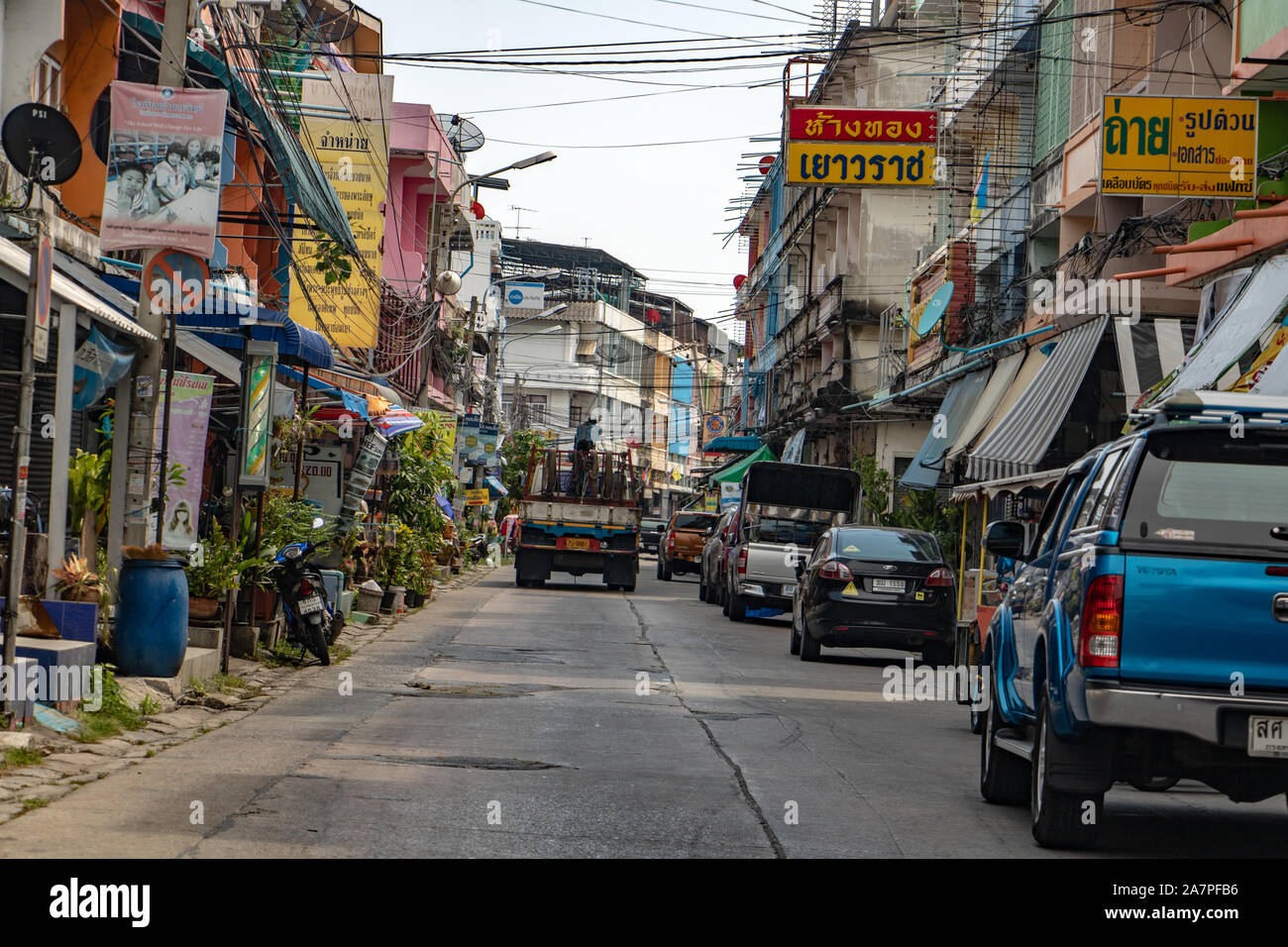 SAMUT PRAKAN, Thailandia, Apr 27 2019,Street con il traffico e il parcheggio auto in Samut Prakan città. Foto Stock