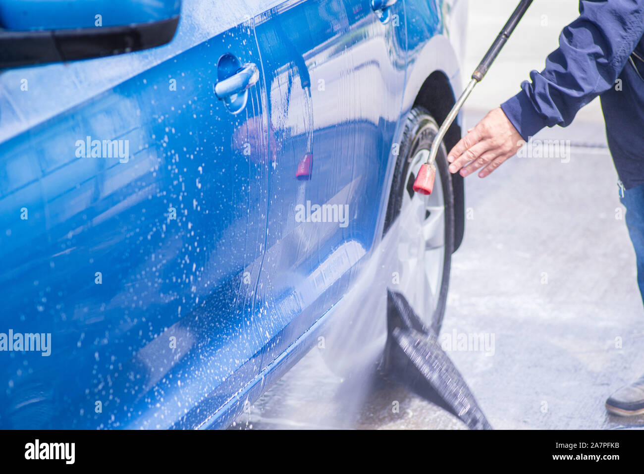 Autolavaggio manuale con acqua pressurizzata in auto lavaggio esterno.pulizia  auto utilizzando acqua ad alta pressione Foto stock - Alamy
