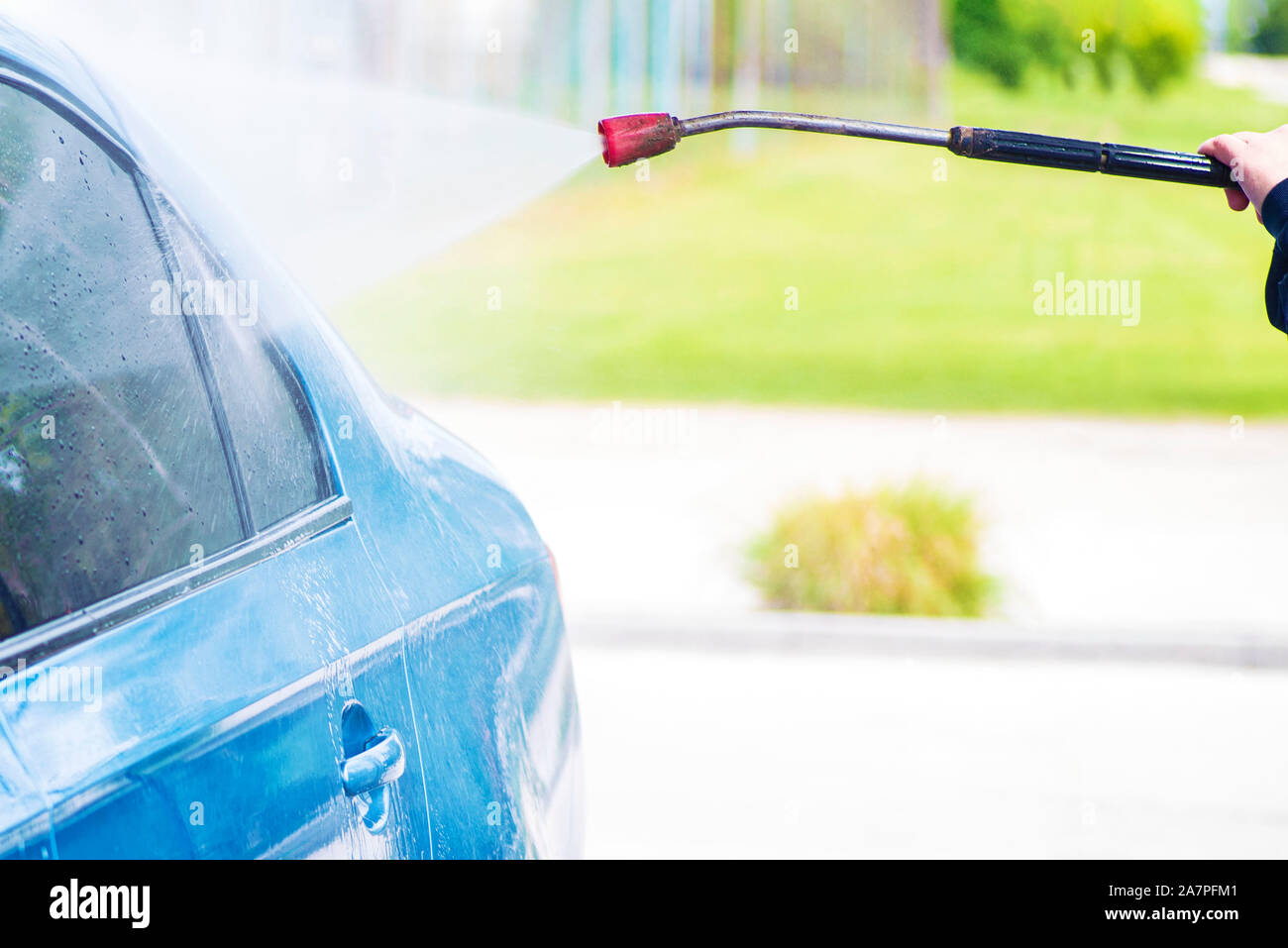 Autolavaggio manuale con acqua pressurizzata in auto lavaggio esterno.pulizia  auto utilizzando acqua ad alta pressione Foto stock - Alamy