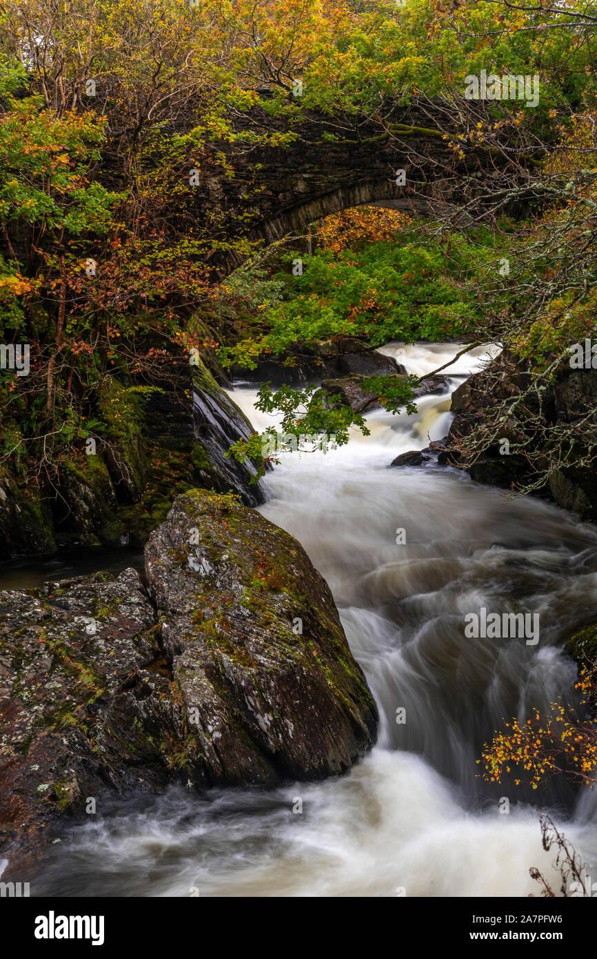 Cascata sul Afon Llugwy river a Capel Curig, Snowdonia, il Galles del Nord Foto Stock