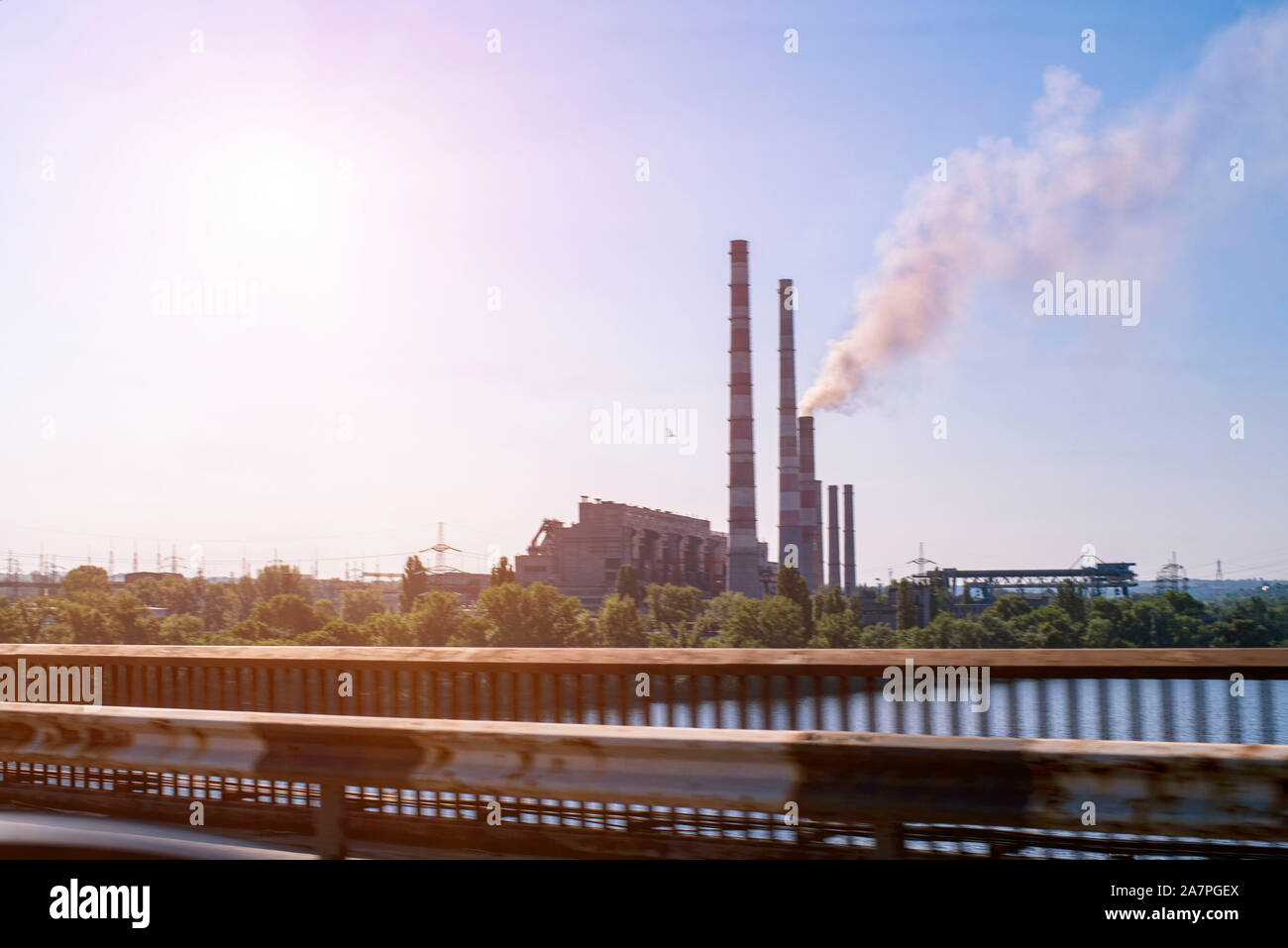Catastrofe ambientale.L'impianto emette fumo e smog dalle tubazioni a nebbia nuvoloso.industria chimica contro il cielo. Foto Stock