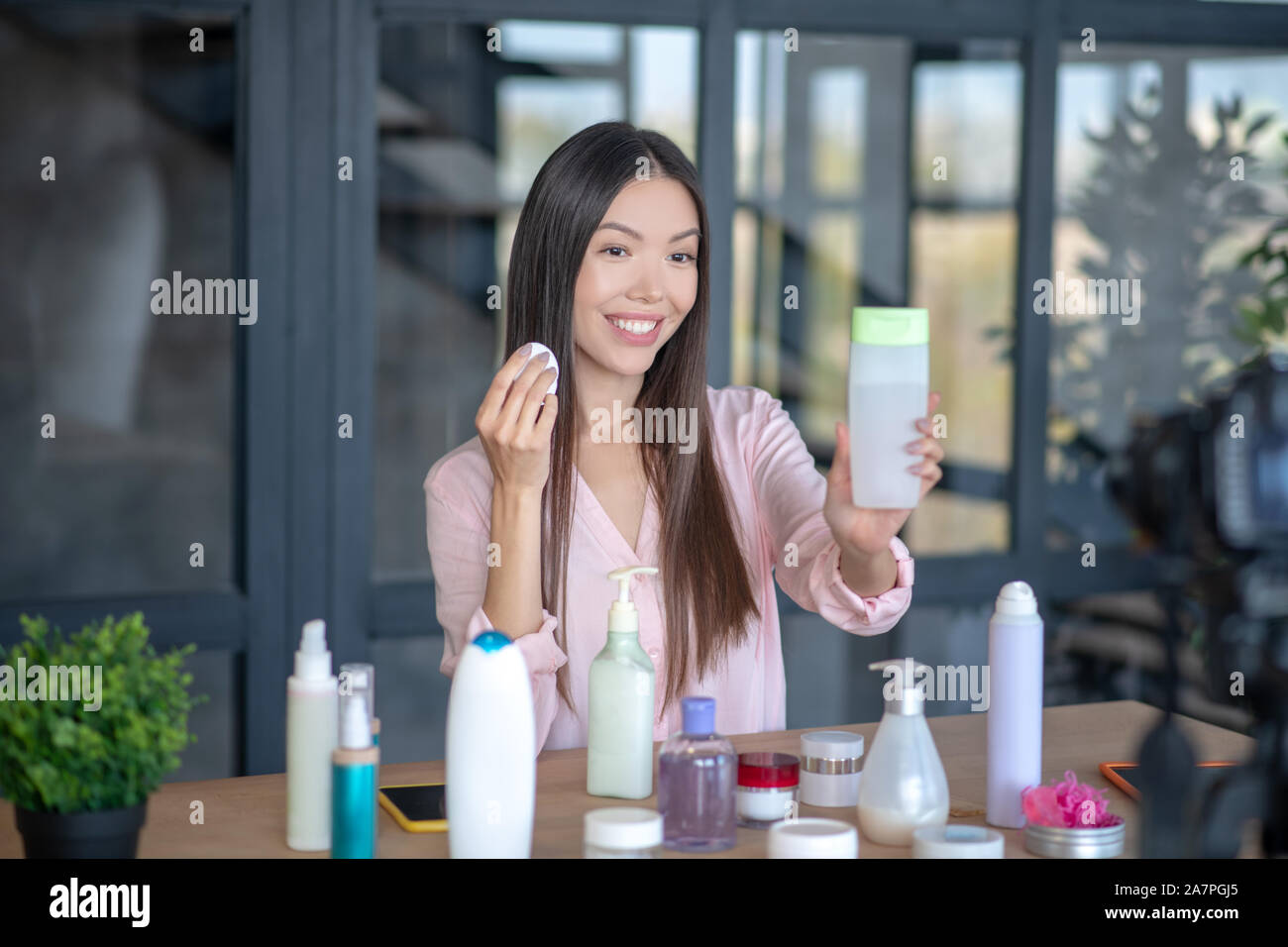 Dai capelli scuri bellezza giovani blogger faccia consigliare prodotti cosmetici Foto Stock