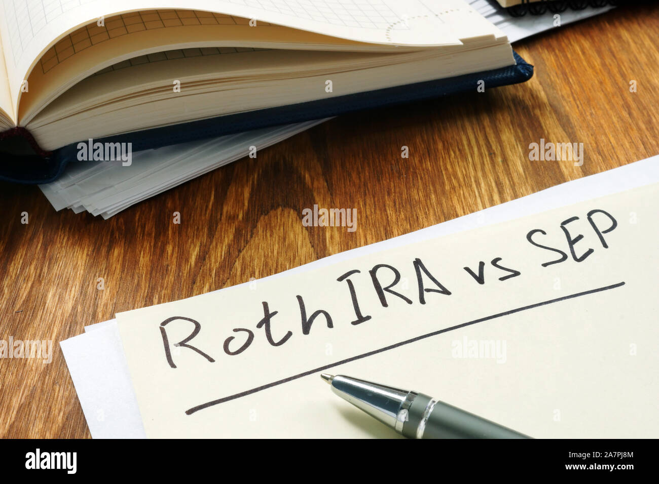 IRA Roth vs SEP manoscritta su il foglio giallo. Foto Stock