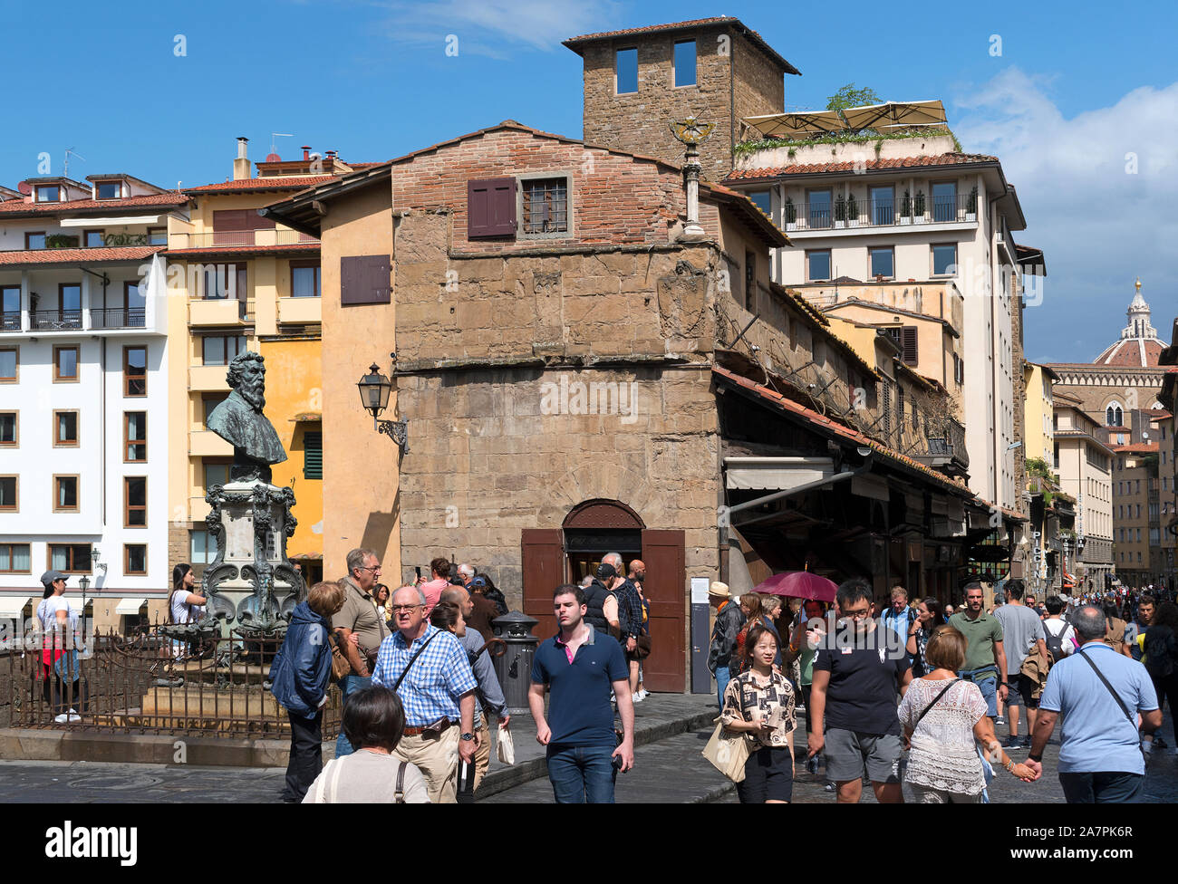 I turisti visitatori shopping sul ponte vecchio nella città toscana di Firenze, Toscana, Italia. Foto Stock