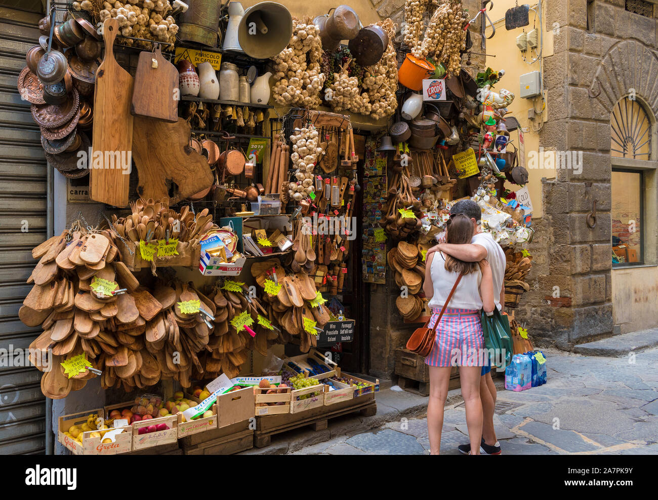 Turisti al di fuori di un souvenir regali tra i vicoli di Firenze, Toscana, Italia. Foto Stock