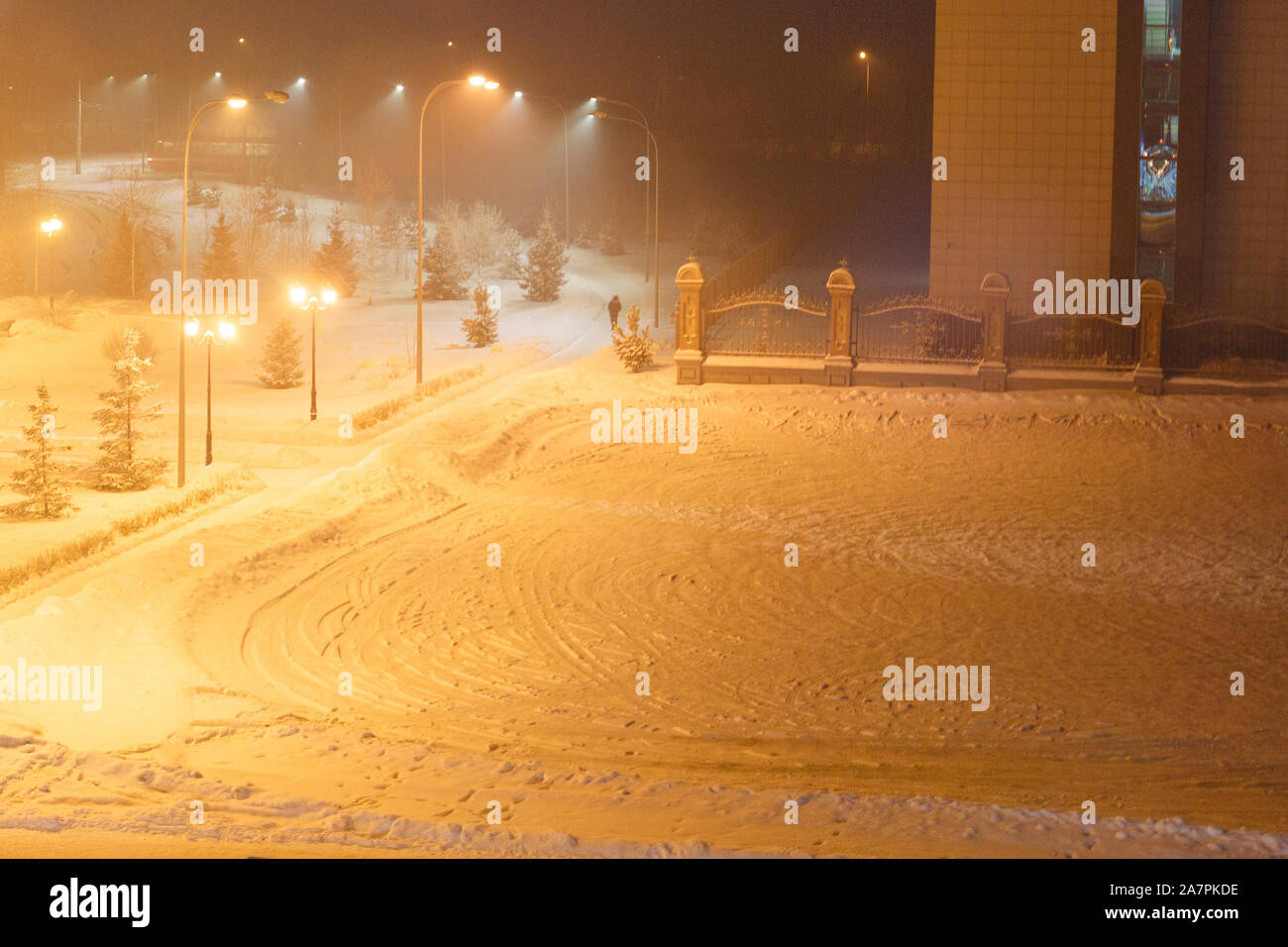 Frosty mattina. Il gelo e la neve nella città di notte con illuminazione artificiale. Foto Stock