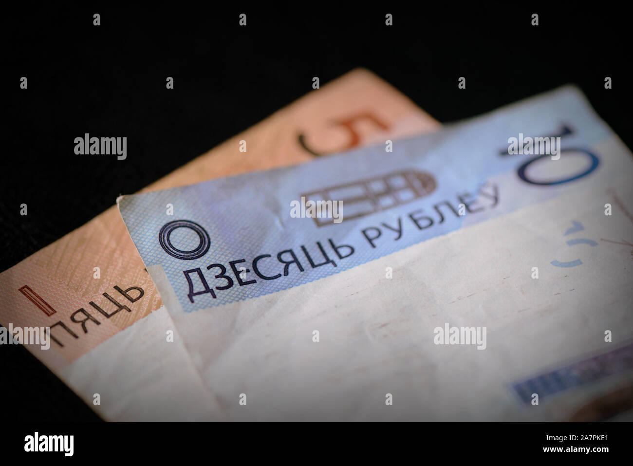 Due obsoleti banconote bielorusse di cinque e dieci rubli su uno sfondo scuro di close-up. Uno stile rétro Foto Stock