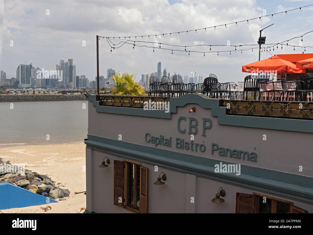 Piccolo bistrò con terrazza di fronte lo skyline della città di Panama Foto Stock