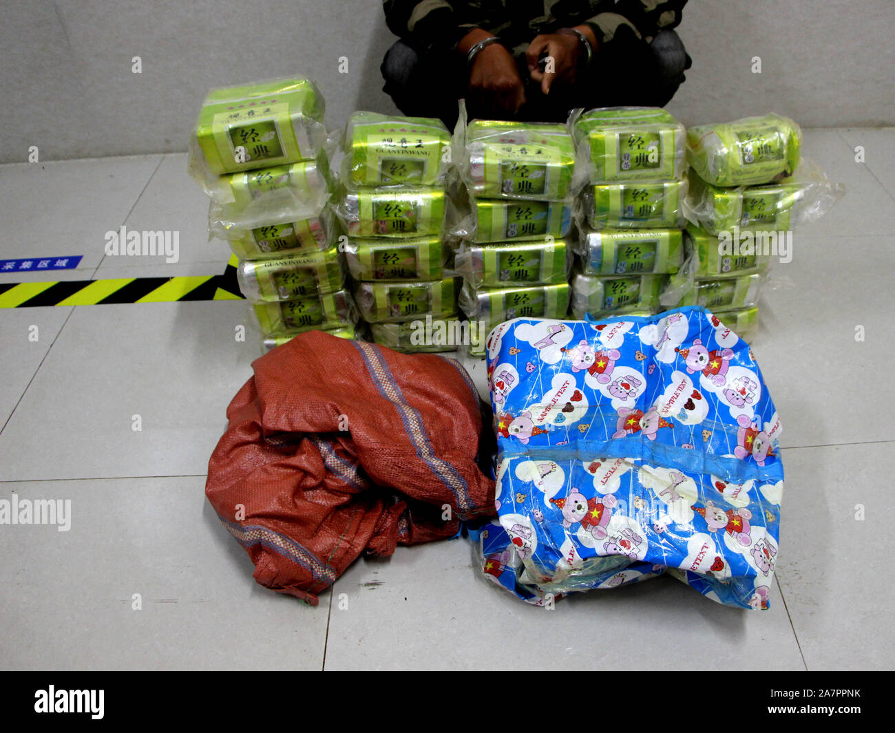 I trafficanti di droga e di droghe sequestrate dalla polizia in Pu'er city, a sud-ovest della Cina di provincia di Yunnan, 28 agosto 2018. Yunnan polizia annuncia che sei farmaco de Foto Stock