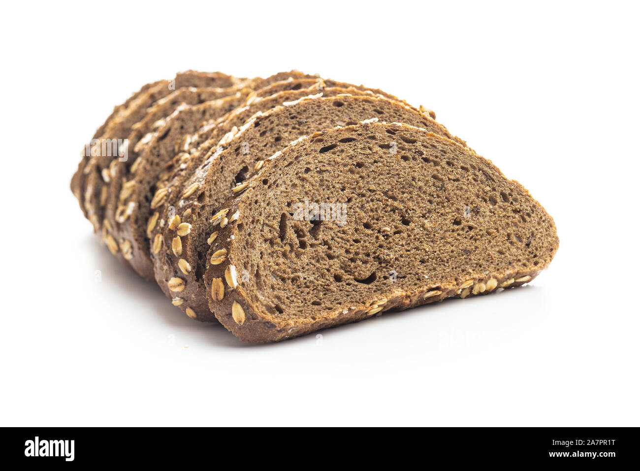 Insieme a fette di pane di grano con fiocchi di avena. Pane integrale isolati su sfondo bianco. Foto Stock