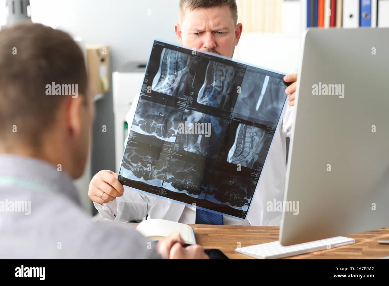 GP esame CT scan problema di rilevamento a office workplace Foto Stock