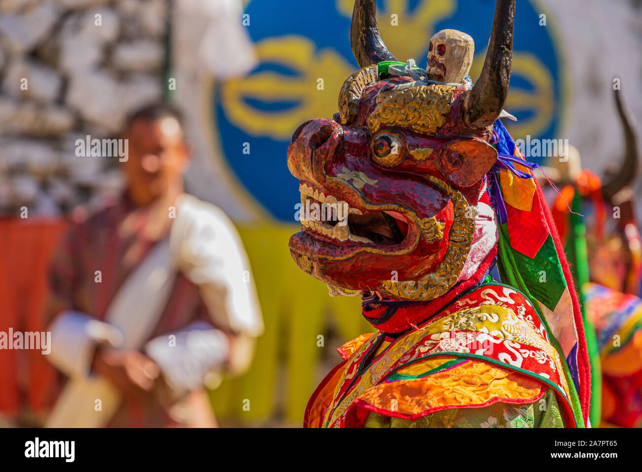Ballerino mascherato in un tsechu festival in Bhutan. Foto Stock