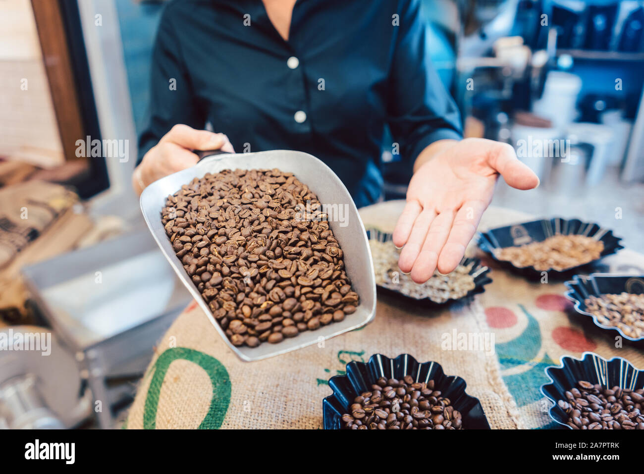 Diversi tipi di chicchi di caffè nella roastery Foto Stock