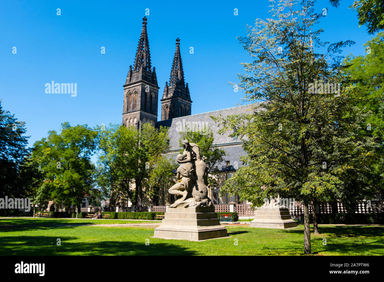 Vysehradske sady, con la scultura raffigurante Ctirad un Sarka, e la chiesa di Pietro e Paolo, Vysehrad, Praga, Repubblica Ceca Foto Stock