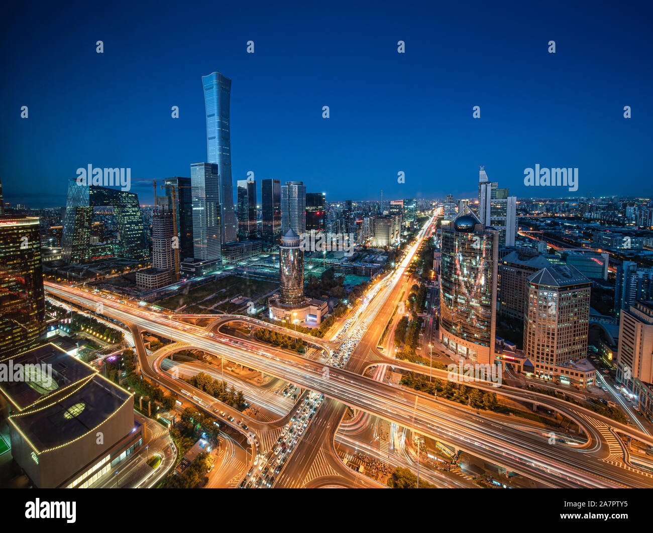 Un paesaggio urbano di notte del CBD (Central Business District) con CITIC Tower e altri grattacieli e edifici ad alta a Pechino in Cina, 28 agost Foto Stock