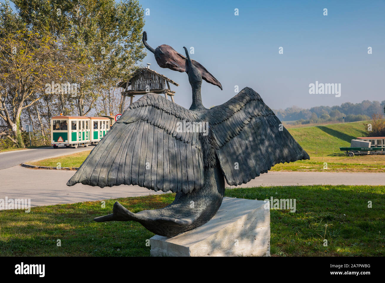 Statua od cormoraint bird nel pesce della forma del corpo a mangiare il pepe all'entrata di Kopacki rit Foto Stock