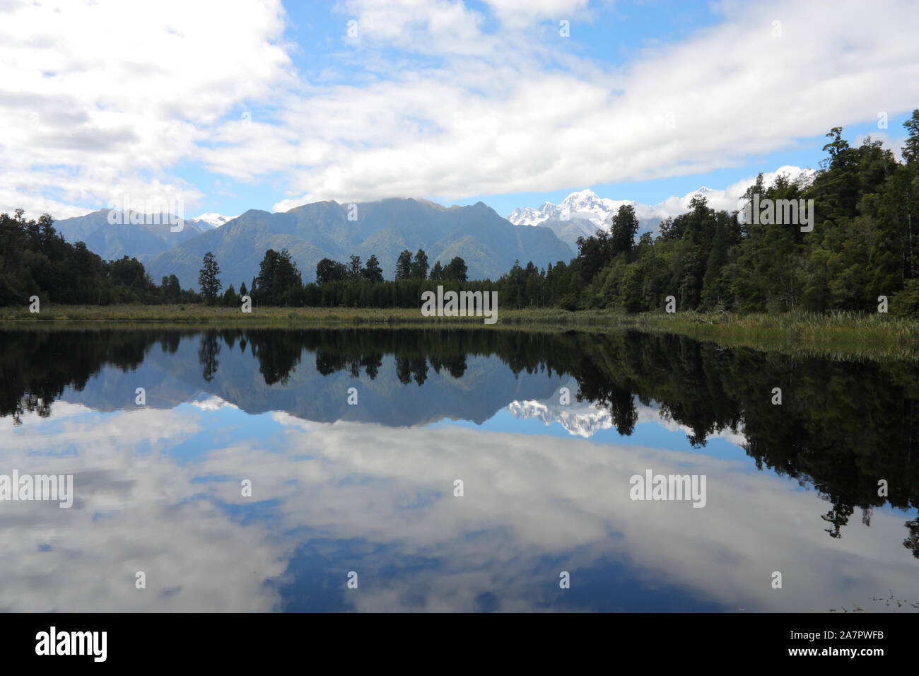 La Nuova Zelanda. Il lago di Matheson - famosa vista con la riflessione del Monte Nevoso Tasman e Mount Cook. Westland district. Foto Stock