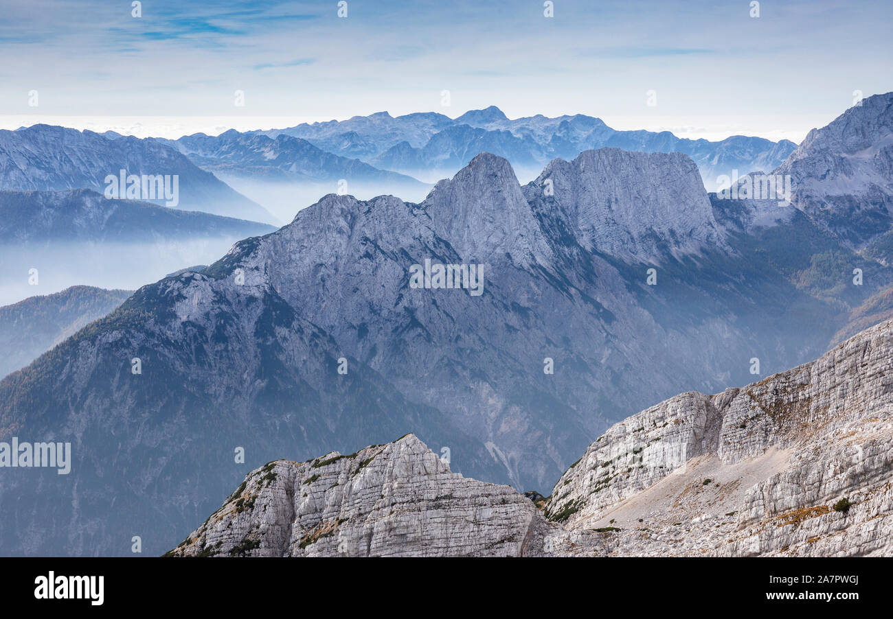 La gamma della montagna, picchi di montagna in Slovenia, una vista in Italia Foto Stock