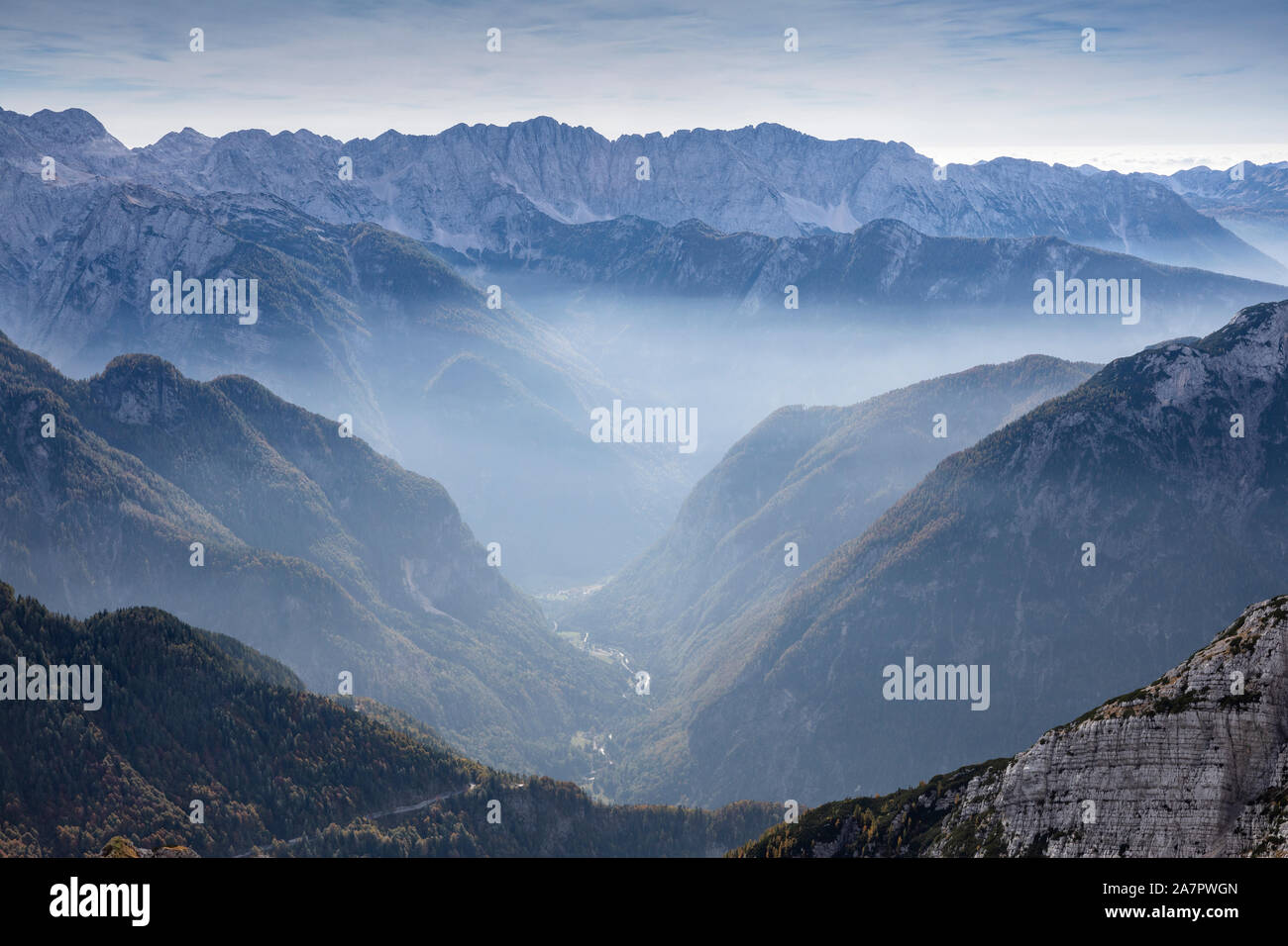 La gamma della montagna nelle Alpi Giulie, Valle di Trenta e Veliko spicje in background Foto Stock