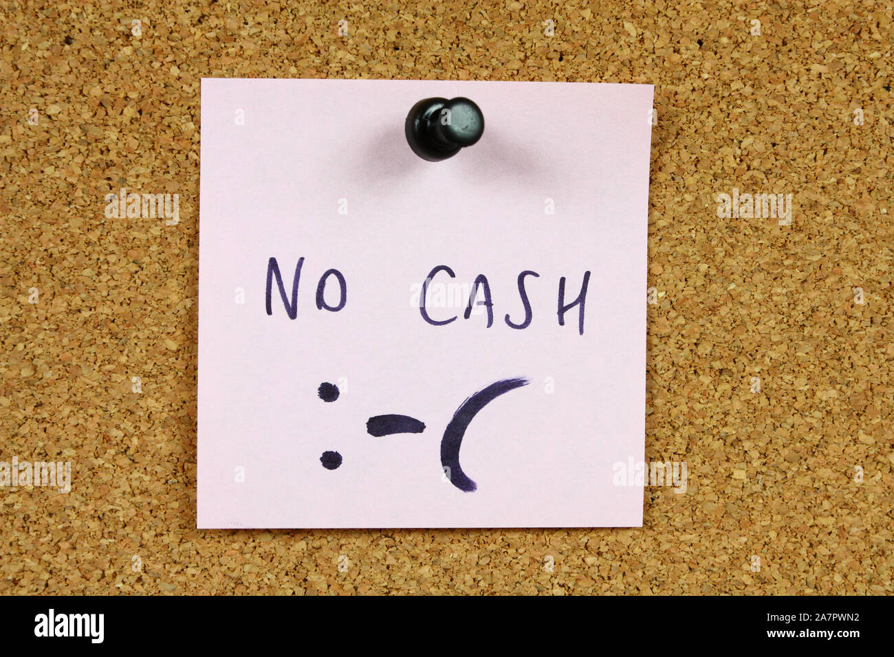 Rosa nota adesiva imperniato ad un ufficio bacheca. No Cash - depressione economica messaggio, necessità di un prestito. Foto Stock
