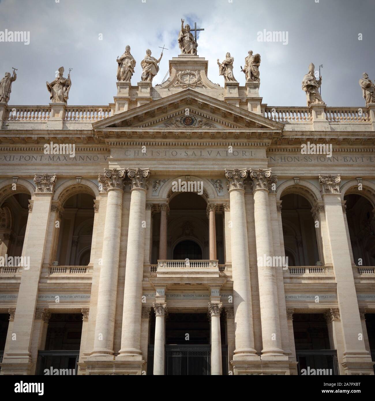 Roma, Italia - famoso Arcibasilica papale di San Giovanni in Laterano, ufficialmente la cattedrale di Roma. Composizione quadrata. Foto Stock