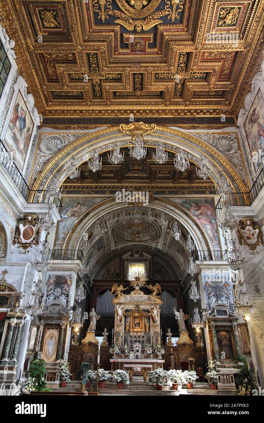 Roma, Italia - Aprile 8, 2012: vista interna della Basilica di Santa Maria in Aracoeli a Roma. La famosa chiesa romanica risale al XII secolo. Foto Stock