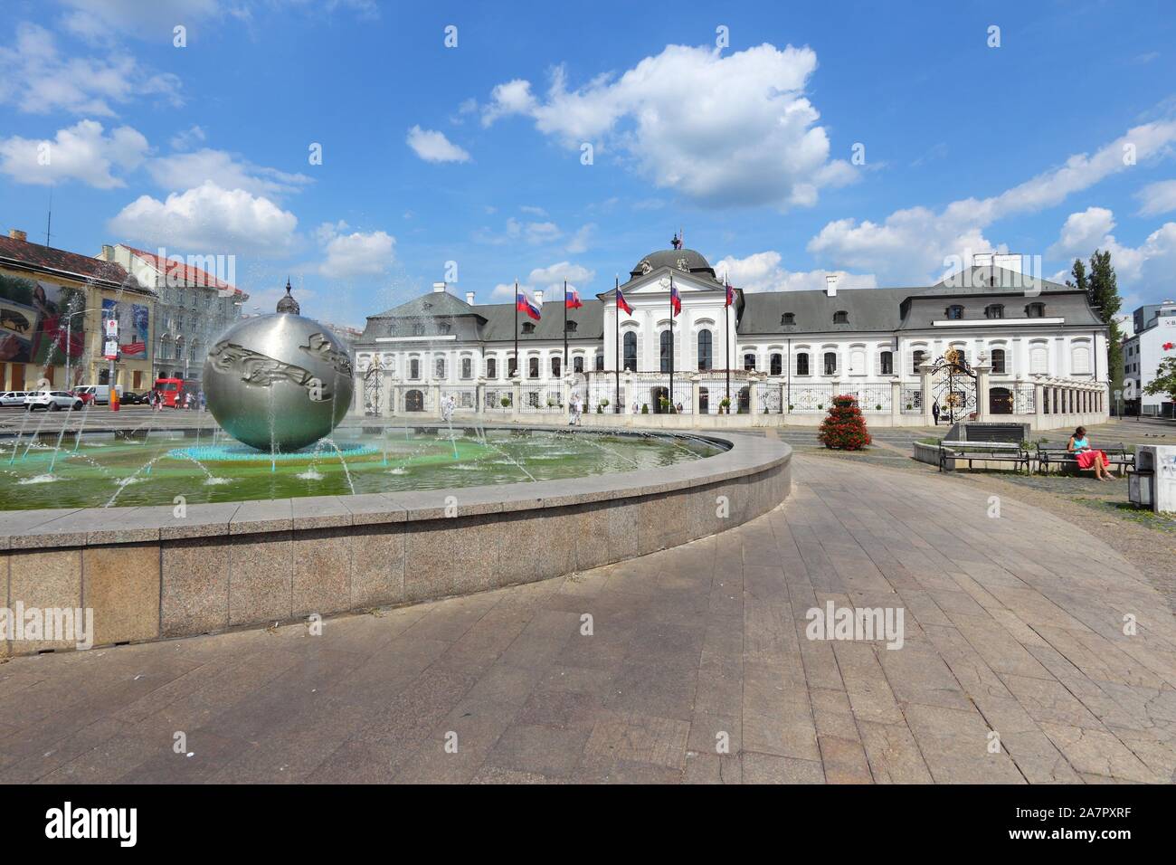 BRATISLAVA, Slovacchia - 9 agosto 2012: la gente visita il Palazzo Presidenziale a Bratislava, in Slovacchia. Bratislava è la più popolosa (462,000) e la maggior parte vi Foto Stock