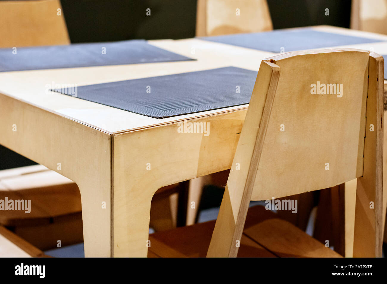 Tavolo in legno e sedie in un ristorante. Mobili di design. Foto Stock