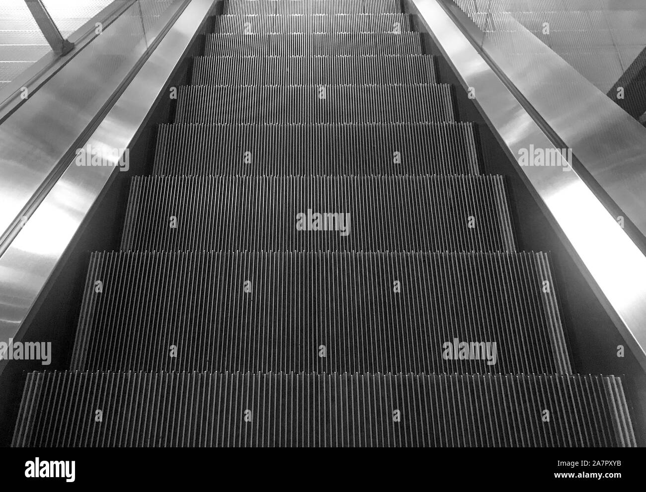 Escalator vuoto verso il basso stair machine sfondo indoor. Foto Stock