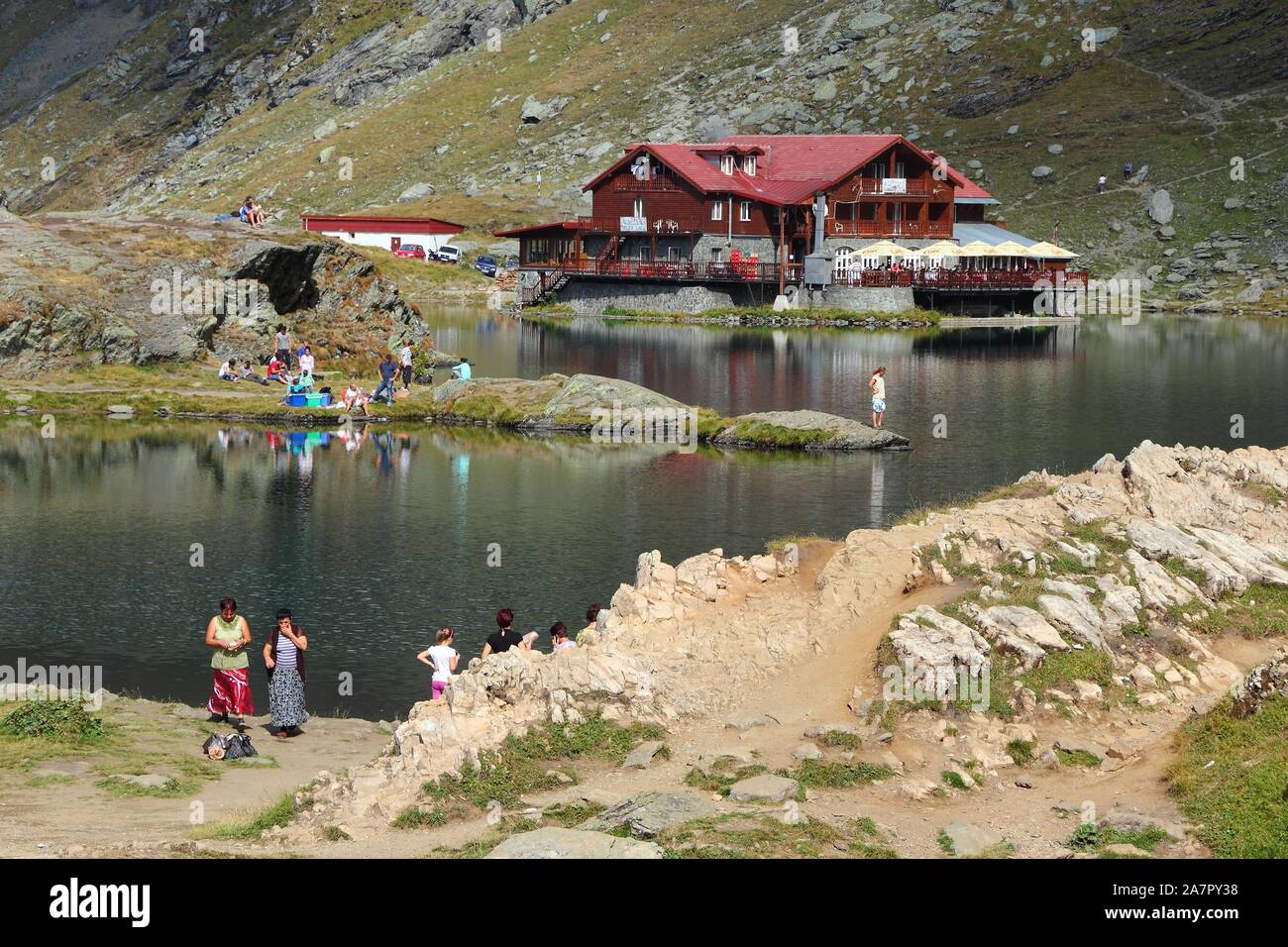 Monti Fagaras, ROMANIA - Agosto 23, 2012: la gente visita ostello di montagna e lago Balea in montagna Fagaras, Romania. Questa località turistica si trova Foto Stock