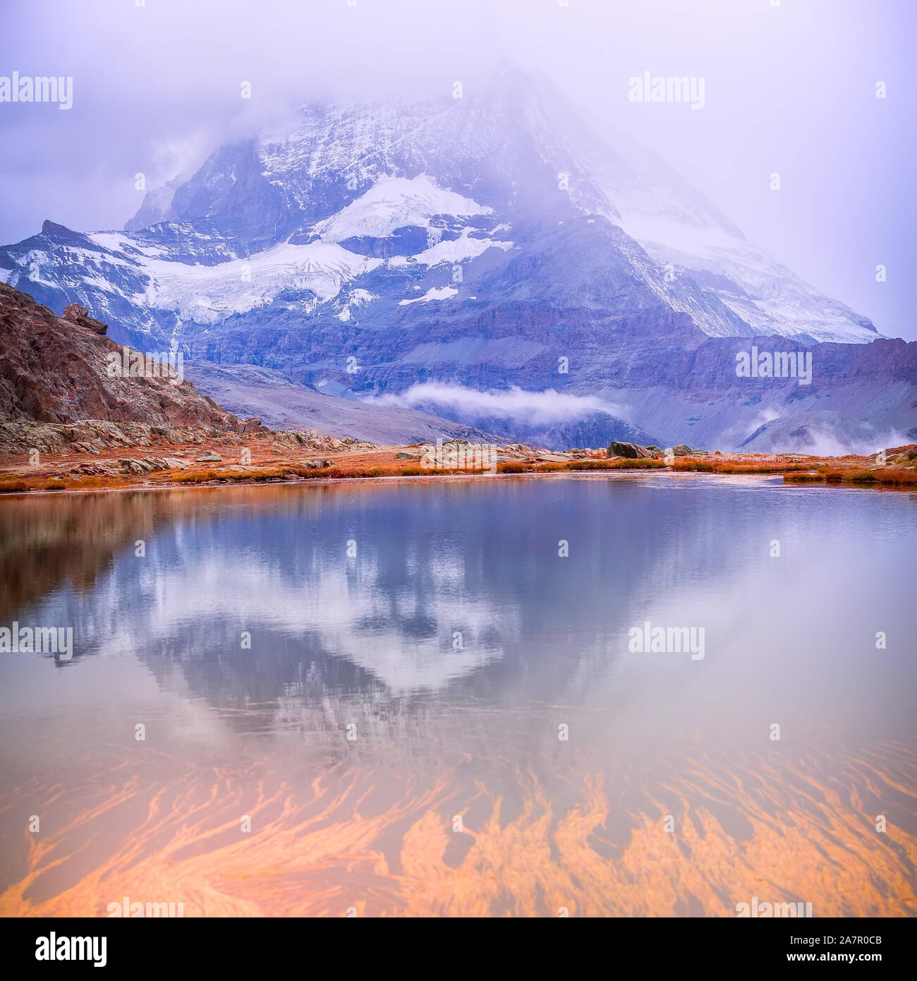 Rosa colorato sunrise e di riflessione del monte Cervino al lago Riffelsee, Zermatt svizzera Foto Stock