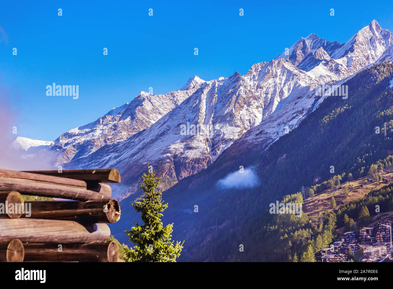 Alpi svizzere in Svizzera, balcone in legno e picchi innevati in Zermatt Foto Stock