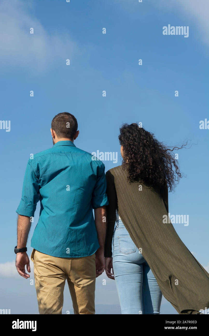 Vista posteriore di un uomo e di una donna in piedi all'aperto Foto Stock