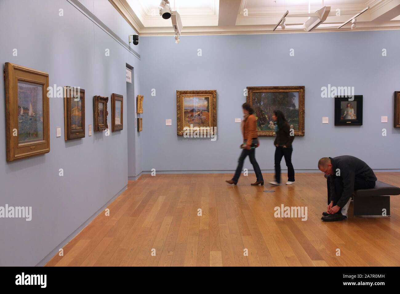 MANCHESTER, Regno Unito - 22 Aprile 2013: persone visitano Manchester Art Gallery di Manchester, UK. MAG è una proprietà pubblica galleria d'arte. Essa aveva 378,650 visitatori mi Foto Stock