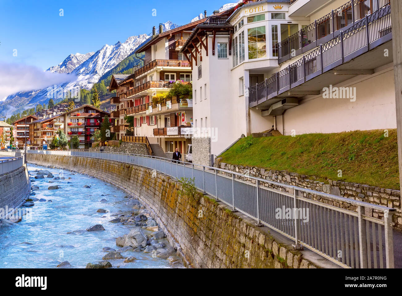 Zermatt , Svizzera - Ottobre 7, 2019: Le tradizionali case in legno, villaggio alpino panorama, alpi svizzere, il fiume e la neve vista montagne Foto Stock